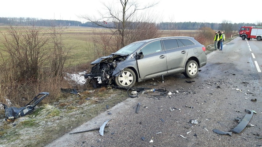 Mazury. Wypadek BMW. Kierowca wyleciał z auta