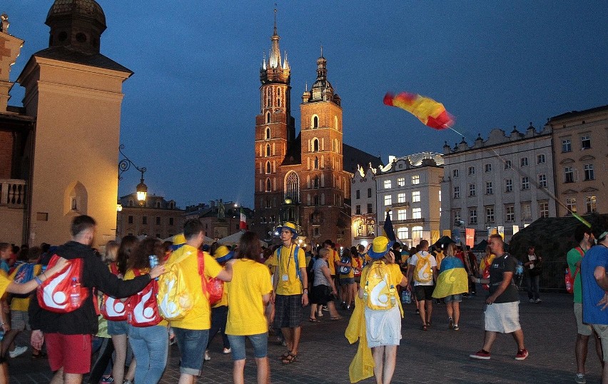 Kraków. Rynek opanowany przez pielgrzymów [ZDJĘCIA]