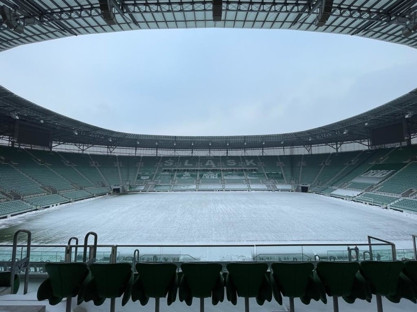 Stadion Wrocław znów pod śniegiem, uszkodzony balon na...