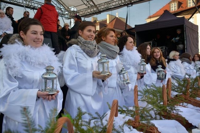 Miejska wigilia odbyła się w niedzielę w centrum Białymstoku. Mieszkańcy dzielili się opłatkiem, składali sobie życzenia, śpiewali kolędy. Wszyscy potrzebujący mogli też zabrać do domu świąteczne potrawy przygotowane przez darczyńców.http://get.x-link.pl/674fc4b5-d99a-383d-9a6e-31c8121ebba1,3cac8bd7-9bb7-33cf-5fa9-fff4676fd81e,embed.html