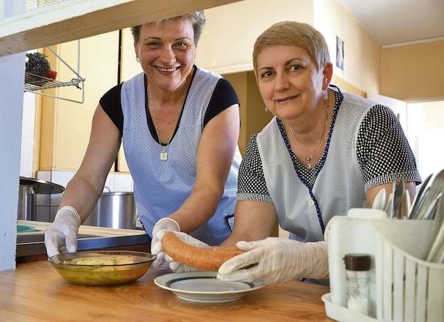 Podczas wydawania posiłków w jadłodajni intendentka Teresa Patan i kucharka Anna Wysocka (z lewej) każdego dnia od poniedziałku do piątku przygotowują prawie pół tysiąca porcji obiadów