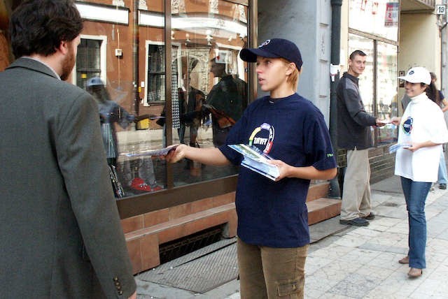 Młodzi ludzie są poszukiwani m.in. do rozdawania ulotek i pakowania świątecznych prezentów