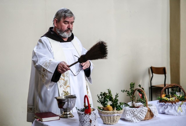 Pamiętaj, że koszyczek wielkanocny nie może wyglądać przypadkowo. To, co do niego włożymy ma znaczenie, bo poszczególne produkty mają swoją symbolikę. Przypominamy więc, co trzeba włożyć do koszyczka wielkanocnego.