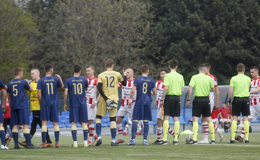 Resovia (biało-czerwone strone) pokonała na Stadionie...