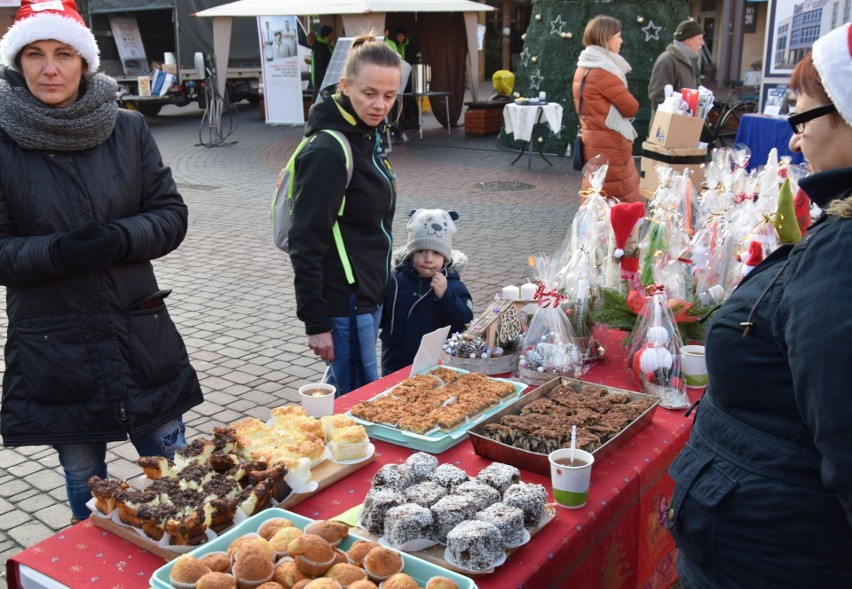 Choinka za makulaturę 2019. Akcja świąteczna Stora Enso i TO oraz partnerów, 20.12.2019. Zdjęcia, wideo