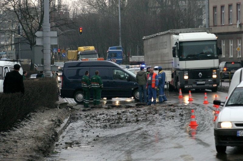 Pekl wodociąg przy ul. Garncarskiej w Slupsku. To juz...