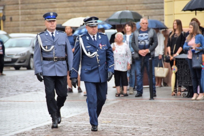 Tarnowscy funkcjonariusze otrzymali nowy sztandar podczas święta policji [ZDJĘCIA, WIDEO]