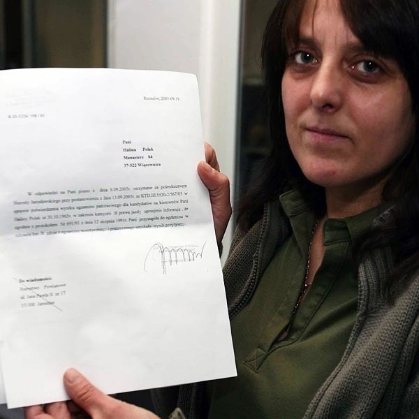 Halina Polak pokazuje pismo z Urzędu Wojewódzkiego, że zdała egzamin na prawo jazdy. Po 15 latach starań wciąż nie może dostać dokumentu.