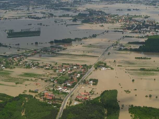Powódź 2010: Sandomierz i Tarnobrzeg pod wodą. Zdjęcia z lotu ptaka