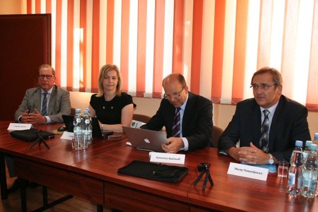 Od prawej: Maciej Hamankiewicz &#8211; prezes NRL, Konstanty Radziwiłł i Anna Lella &#8211; wiceprezesi oraz Andrzej Sawoni - skarbnik