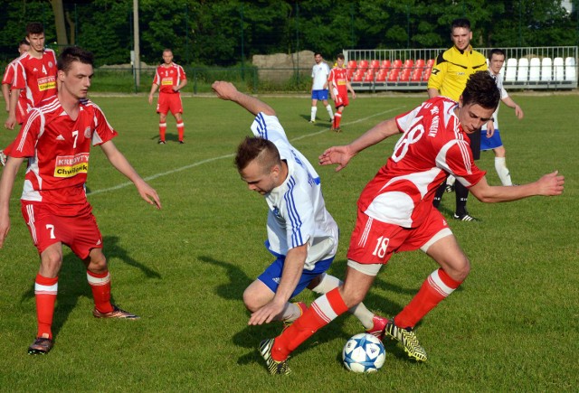 Daniel Wandas (Soła, z prawej) w pojedynku z Kamilem Lenikiem z Tempa Białka (w białym stroju). W meczu V oigi wadowickiej, rozegranym w Oświęcimiu, rezerwa Soły przegrała z Tempem 0:1.