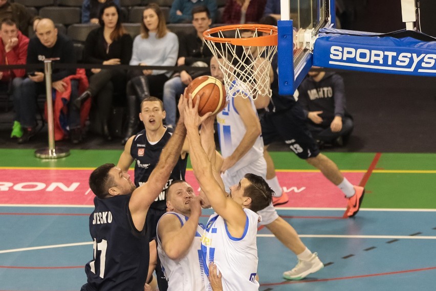 R8 Basket zdemolował zespół z Olsztyna