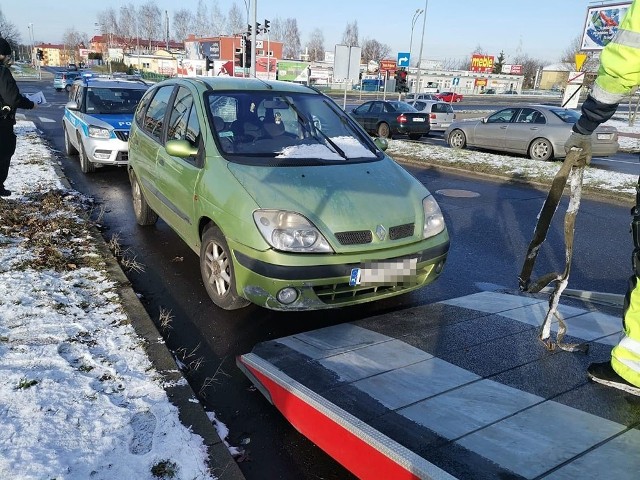 Renault blokował wjazd na parking Tesco przy ul. Energetyków w Zielonej Górze. Miał stać na drodze od czwartku, 17 stycznia.Na miejsce została wezwana policja. Renault blokował jeden z pasów drogi wjazdowej do Tesco. Na utrudnienia w ruchu narzekali kierowcy. Tym bardziej, że renault stało tam od czwartku 17 stycznia.Samochód najprawdopodobniej uległ awarii. Za tylną szybą miał trójkąt ostrzegawczy. Kierowcy, w sobotę, 19 stycznia, o utrudniającym ruch samochodzie powiadamiali policję.Ponieważ samochód nie może stać na drodze, policjanci kierując się względami bezpieczeństwa, podjęli decyzję o jego odholowaniu.  Na miejsce została wezwana laweta pomocy drogowej.Renault został już odholowany.Zobacz też wideo: Napad na właściciela kantoru. Na czerwonym świetle złodziej zabrał torbę z 350 tys. zł. Po pościgu zatrzymali go policjanci.