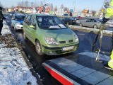Renault blokował wjazd na parking w Zielonej Górze, Pojazd na polecenie policji został odholowany [ZDJĘCIA]