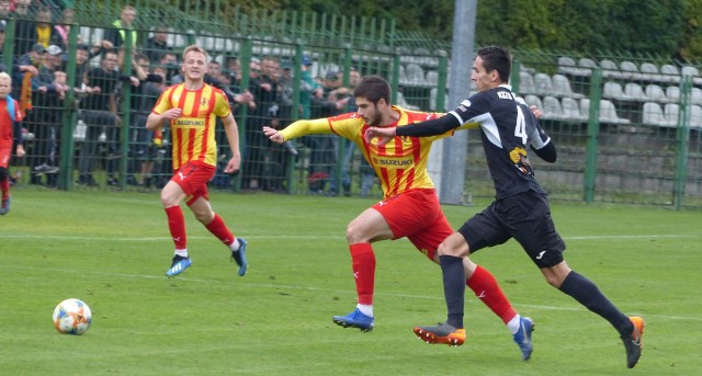 W meczu derbowym w trzeciej lidze piłkarze Korony II Kielce wygrali z KSZO 1929 Ostrowiec 1:0 (1:0) po bramce Artura Piróga w 32 minucie. Kielczanie umocnili się na pozycji lidera. Mecz obejrzało kilkuset kibiców - była grupa szalikowców żółto-czerwonych i kilkudziesięciu kibiców KSZO 1929. Korona II: Osobiński — Spychała, Bujak, Dziubek, Prętnik - Górski Ż, P. Lisowski, Piróg (86. Rogoziński), D. Lisowski - Sowiński Ż, Djuranović (46. Arweladze).KSZO 1929: Lipiec — Miłek, Mężyk, Cheba, Imiołek Ż - Burzyński (46. Dybiec, 80. Mąka), Nogaj (46. Kaczmarek), Persona Ż, Worach Ż - Kapsa (46. Chałas), Chrzanowski Ż.Pierwsi bramkę mogli zdobyć piłkarze Korony II, ale Artur Piróg przegrał bezpośredni pojedynek z Pawłem Lipcem. W 32 minucie Piróg już się nie pomylił i będąc w sytuacji sam na sam ulokował piłkę w bramce. W 43 minucie bardzo ładnym uderzeniem z rzutu wolnego popisał się Uros Djuranović, ale Lipiec był na posterunku. Po przerwie KSZO 1929 dążył do wyrównania. Trener Sławomir Majak wprowadził doświadczonych zawodników - Marcina Kaczmarka, Tomasza Chałasa i Mateusza Mąkę, ale gościom nie udało się wyrównać. Trzeba dodać, że popularny "Kaka", były reprezentant Polski i były piłkarz Korony został ciepło powitany przez kibiców gospodarzy. -Cieszę się z takiego przyjęcia. Tutaj debiutowałem w ekstraklasie i zostawiłem trochę zdrowia w Koronie. Szkoda, że dziś wyjeżdżamy z Kielc bez punktu - powiedział Marcin Kaczmarek. Piłkarze Korony po przerwie oddali kilka groźnych strzałów na bramkę Lipca, ale ten nie dal się już zaskoczyć. Obie drużyny grały ostro, dużo było fauli i kartek. Ostatecznie trzy punkty zostały w Kielcach. Korona II umocniła się na pozycji lidera. (dor)