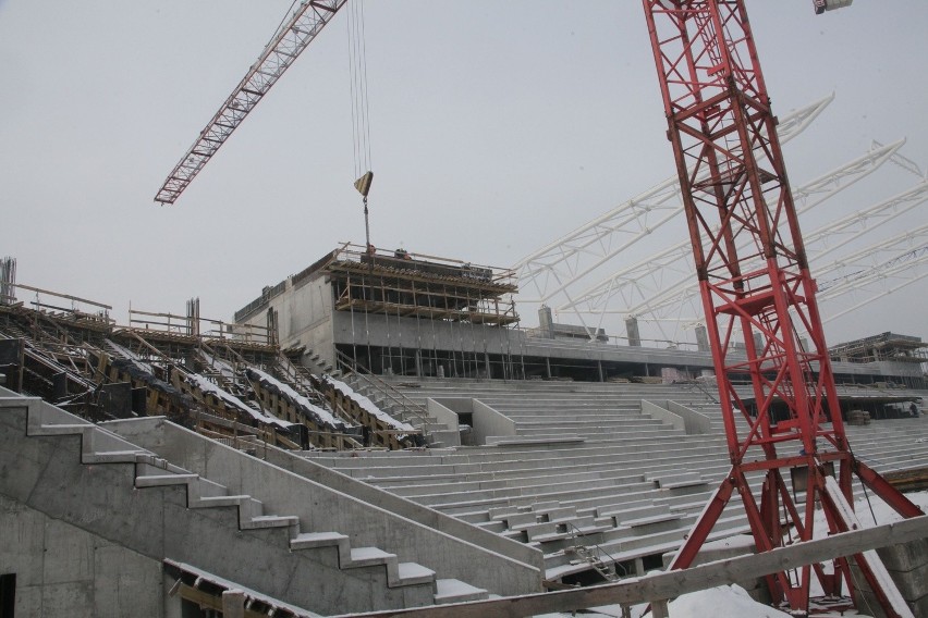 Trwa budowa stadionu ŁKS. Dziesięciotonowe dźwigary czekają na dach nad trybuną [ZDJĘCIA]