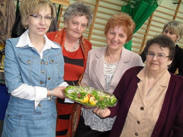 - Roladki szpinakowe z serem warte są wypróbowania - poleca Alicja Głowska z Posługowa (pierwsza z lewej). A może skusimy się też na babko-mazurka pani Wiesławy z Wójcina?