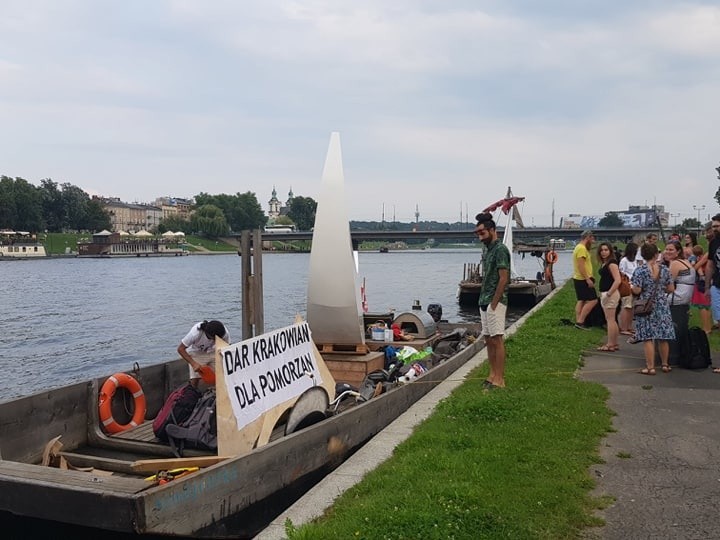 Galar z księżycem na pokładzie odpłynął spod Wawelu i zmierza do Gdańska