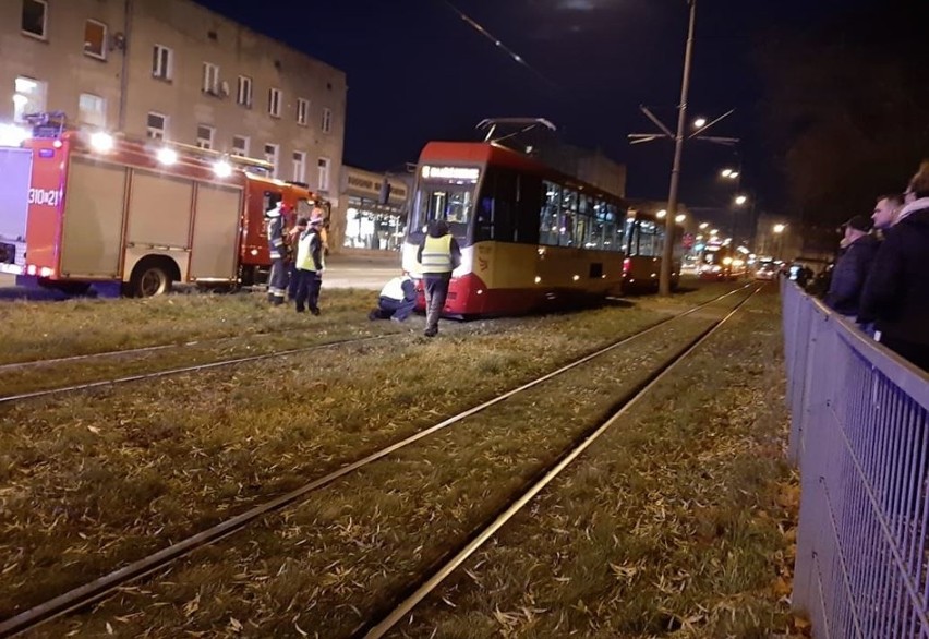 Potrącenie przez tramwaj w Łodzi na Limanowskiego. Wypadek na Bałutach: mężczyzna wpadł pod tramwaj! 10.12.2019
