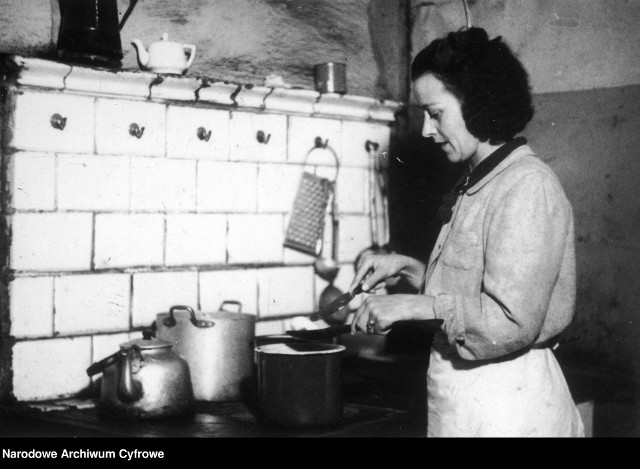 Kuchnia węglowa wymagała umiejętności, obecnie prawdopodobnie mało kto umiałby na niej gotować. A nasze babcie i ich babcie przygotowywały wspaniałe posiłki z tego, co dała im natura i z tego, co udało im się zdobyć.