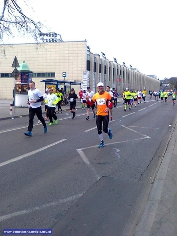 Policjant z Dolnego Śląska chce przebiec 5 maratonów i zdobyć koronę (ZDJĘCIA)