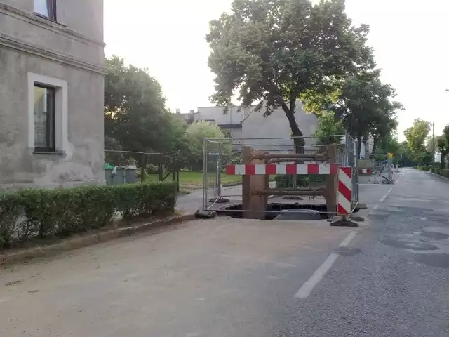 W centrum Lewina Brzeskiego trwają prace kanalizacyjne.