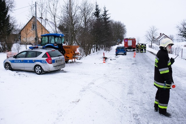 Do wypadku doszło w piątek około godz. 8 w Walawie niedaleko Przemyśla. Kierujący pługiem śnieżnym, 42-letni mieszkaniec pow. jarosławskiego wyjeżdżając z bocznej drogi, nie ustąpił pierwszeństwa kierującemu volkswagenem polo, 33-latkowi z pow. przemyskiego i uderzył w jego prawy bok. Załoga karetki pogotowia ratunkowego zabrała do szpitala 7-letnią dziewczynkę i 30-letnią kobietę, która siedziała na fotelu pasażera obok kierowcy. Kierujący byli trzeźwi. 42-latek został ukarany mandatem.Czytaj też: Ślisko na lokalnych drogach na Podkarpaciu. Dochodzi do wielu kolizji [ZDJĘCIA]Zobacz także: Wypadek w Lesznie. Dostawcze auto przewróciło się po zderzeniu z osobówką