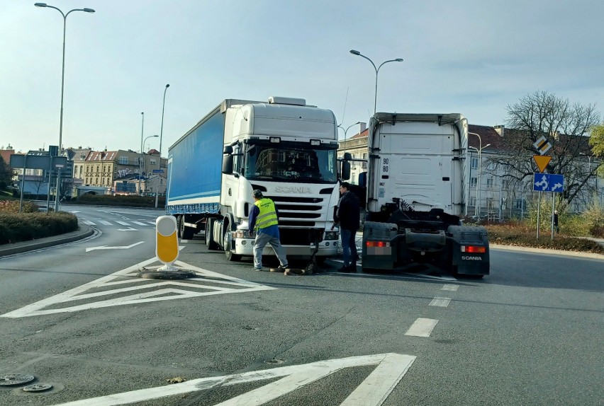 Wrocław: Utrudnienia w ruchu na Psim Polu. Ciężarówki zablokowały rondo [ZDJĘCIA]