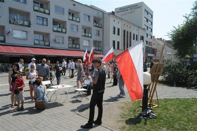 Przy okazji przedstawiciele Solidarnej Polski zbierali podpisy pod obywatelskim projektem ustawy, który ma zapobiec ograniczeniu liczby godzin historii w szkołach.