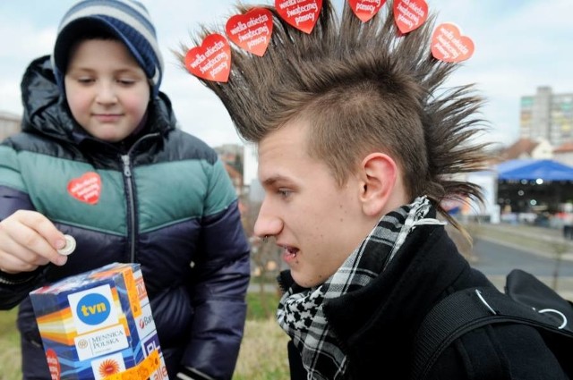 Niedzielna zbiórka na ulicach Zielonej Góry.  Na zdjęciu wolontariusz Grzegorz Lenard z Kożuchowa i Aleks Foit z Zielonej Góry.