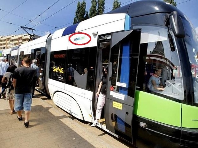 Chodzi o nazwy tramwajów z umieszczone na boku pojazdu. (W tym przypadku to Pionier 1909)