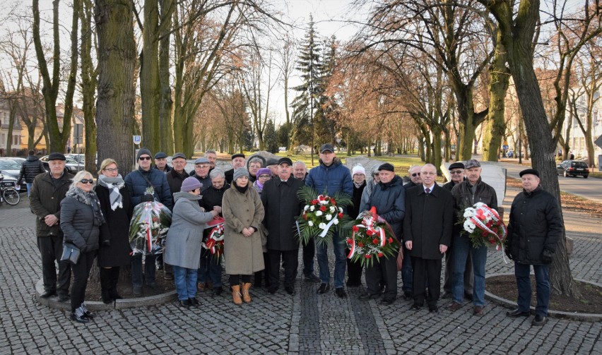 Z inicjatywy Rady Powiatowej SLD, pod pomnikiem Obrońców...