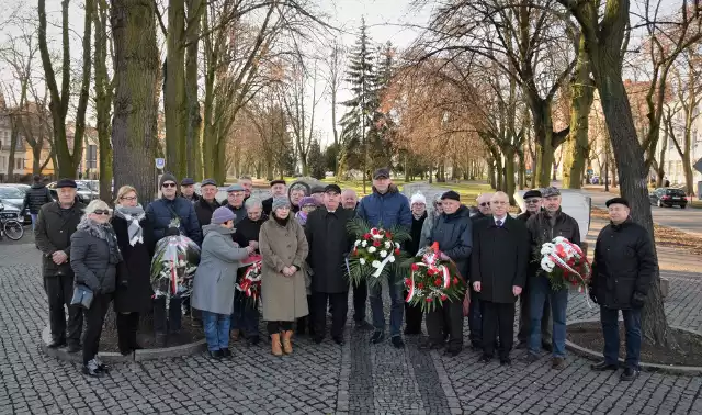 Z inicjatywy Rady Powiatowej SLD, pod pomnikiem Obrońców Inowrocławia odbyła się uroczystość z okazji 75. rocznicy wyzwolenia miasta spod okupacji hitlerowskiej. W Inowrocławiu już od dłuższego czasu nie organizuje się oficjalnych miejskich obchodów tej rocznicy. Przypomnijmy więc, że 21 stycznia 1945 roku do miasta weszły radzieckie wojska 12 Korpusu Pancernego Gwardii. Jak podkreślił w swym wystąpieniu z okazji 75. rocznicy tego wydarzenia Włodzimierz Figas, szef struktur powiatowych SLD, dla wielu polityków nastał wówczas czas narodowego zniewolenia. - Jedno nie podlega jednak dyskusji. 21 stycznia 1945 roku przyniósł ocalenie mieszkańcom Inowrocławia i okolic od skrupulatnie zaplanowanej zagłady. I to jest podstawowe uzasadnienie dla naszej dzisiejszej obecności i manifestacji. Nie da się pomniejszyć tamtych faktów, zaprzestając organizowania okolicznościowych spotkań czy publicznych zgromadzeń - dodał Włodzimierz Figas.