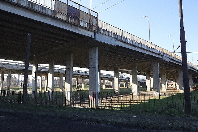 Rozpoczął się remont wiaduktu przy ul. Dąbrowskiego w Łodzi. Kierowcy będą tam jeździć jednym pasem. A w przyszłym roku czeka nas remont wiaduktu przy ul. Przybyszewskiego. Ten zostanie wyburzony i zbudowany na nowo.CZYTAJ DALEJ NA NASTĘPNYM SLAJDZIE