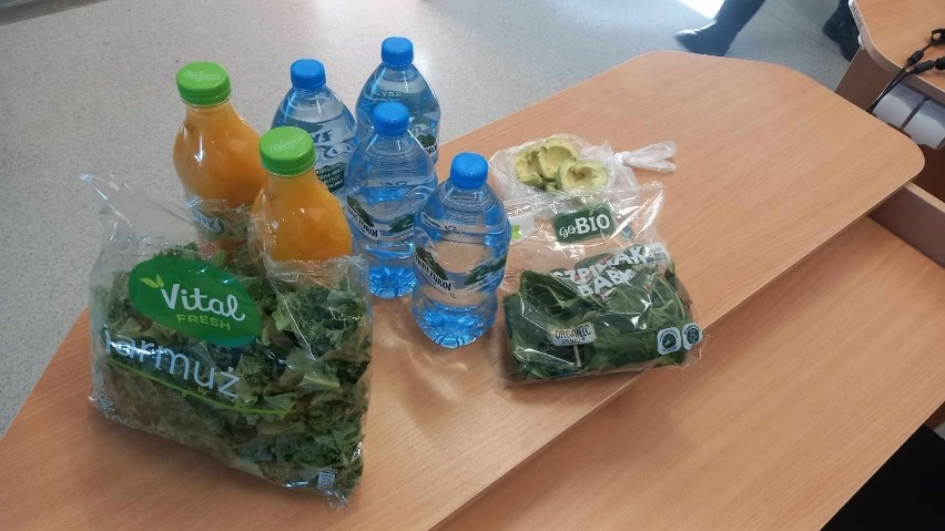 Uczniowie z Cudzynowic poznali tajniki zdrowego odżywiania. Wspólnie z dietetykiem zrobili zielony koktajl