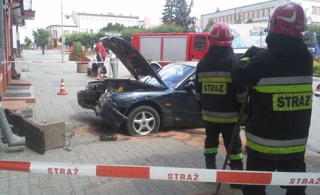 W centrum Lipska, auto wbiło się w ścianę budynku.