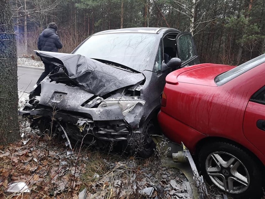 Wypadek pod Olkuszem. Samochody zostały poważnie uszkodzone