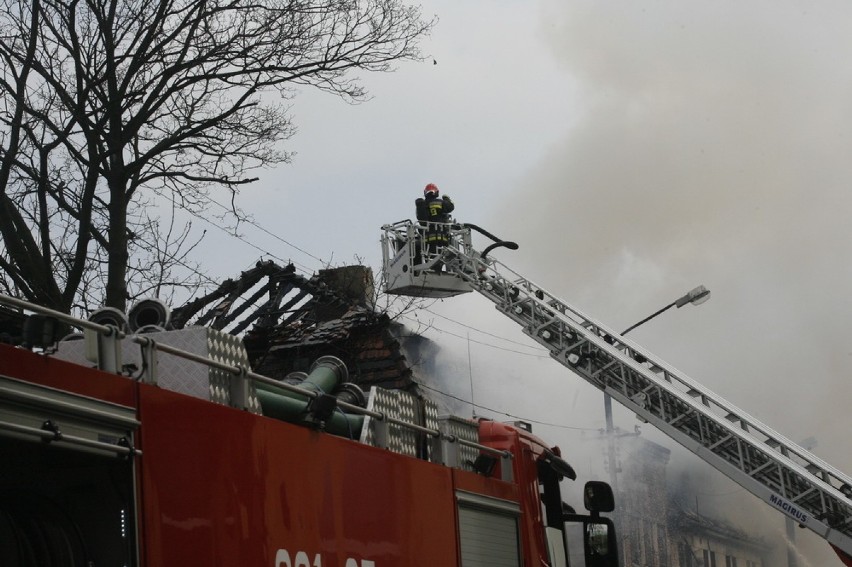 Wielki pożar w Legnicy. Przy ulicy Kartuskiej spłonęła była stolarnia PKP (ZDJĘCIA)