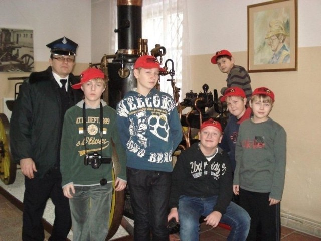 Młodzieżowa drużyna zwiedziła Muzeum Pożarnictwa w Warszawie.