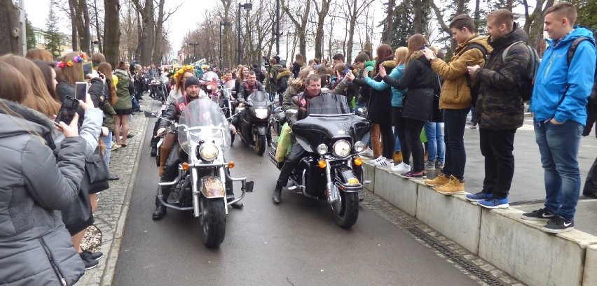 Busko przebudziło wiosnę rewią „missek” i paradą uliczną z ryczącymi harleyami