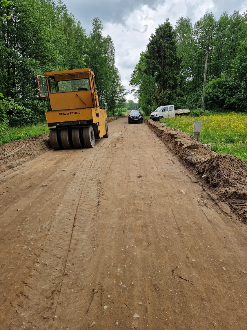 Ruszył remont ważnej drogi gminnej Wiatrowiec - Cychry pod Pniewami. Inwestycja zakończy się na początku lipca. Zobacz zdjęcia