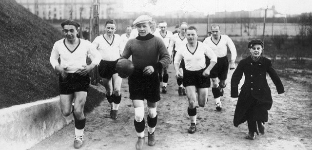 6 sierpnia 1909 r. formalnie zarejestrowano Łódzki Klub Sportowy wpisem do rejestru towarzystw i związków sportowych guberni piotrkowskiej. Pierwszymi sekcjami w klubie były piłka nożna i lekkoatletyka. Na zdjęciu drużyna ŁKS w drodze na mecz, 1936 r.