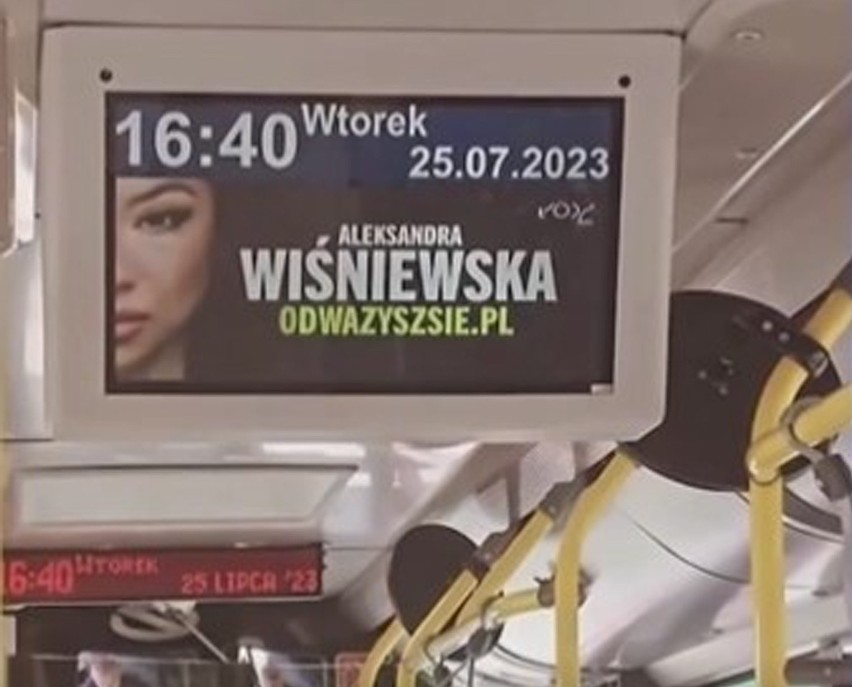 W autobusach, tramwajach można zobaczyć reklamy z których...
