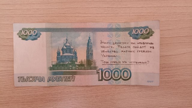 „Za te pieniądze zapłacisz podatki. Podatki będą wykorzystywane do zabijania cywilów na Ukrainie. Czy to naprawdę Ci odpowiada?” - głosi napis na banknocie. W Rosji za posiadanie takiego banknotu można zapłacić grzywnę wysokości nawet 50 tys. rubli (4,3 tys. zł)