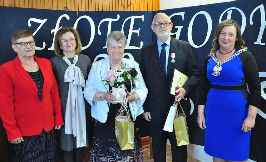 7 par z gminy Ćmielów 5 maja  świętowało 50 lat pożycia...
