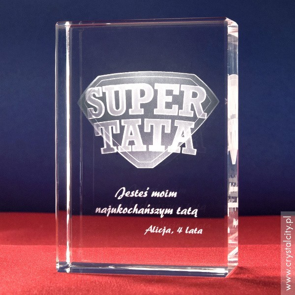 Grawerowana statuetka z napisem Super Tata to koszt około 80...