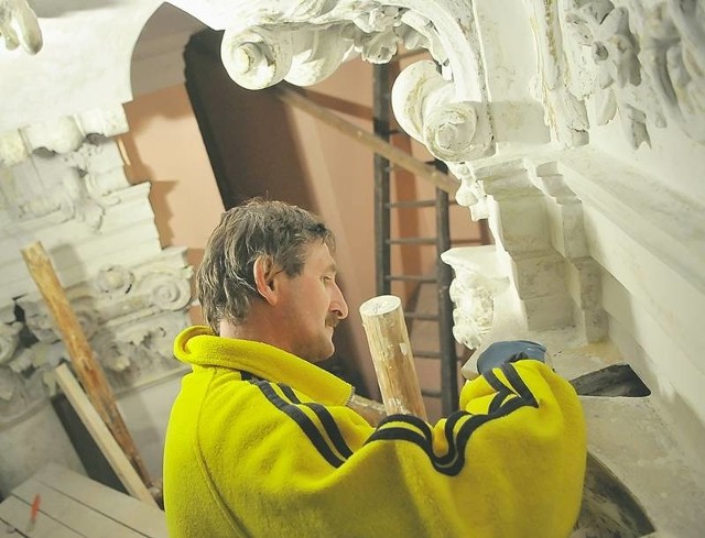 Prace renowacyjne przy głównym ołtarzy w kościele farnym wykonują pracownicy ze specjalistycznej firmy konserwatorskiej z Torunia