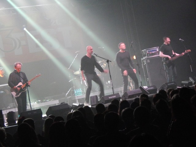Muzycy Republiki i goście Tymon Tymański i Jacek "Budyń" Szymkiewicz na scenie.