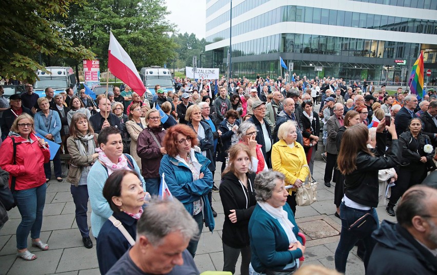 Kraków. Mieszkańcy protestowali przeciwko reformie sądownictwa [ZDJĘCIA]