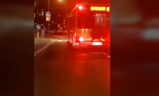 Na kanale YouTube został niedawno opublikowany filmik, na którym widać, co wyprawia dwóch niezbyt mądrych mężczyzn.Zdarzenie miało miejsce w centrum Warszawy. Dwóch „śmiałków”  postanowiło, że przejadą się na gapę miejskim autobusem. Nie byłoby w tym nic dziwnego, gdyby nie sposób podróżowania. Mężczyźni wskoczyli na tylny zderzak autobusu linii 111 i trzymając się jedynie zamkniętej klapy silnika przejechali w ten sposób spory kawałek trasy.WIĘCEJ - KLIKNIJ DALEJ